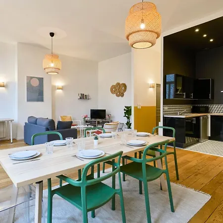 Charming Flats On The Grand Boulevard ליל