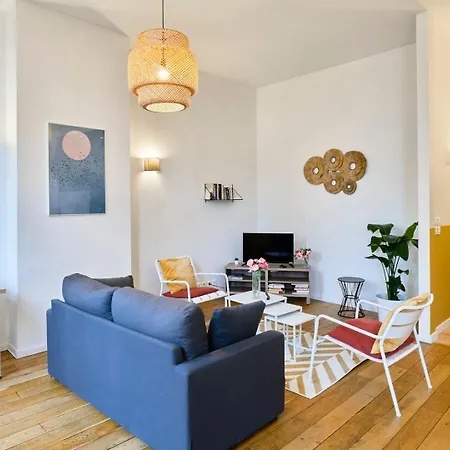 Charming Flats On The Grand Boulevard ליל