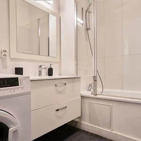 Charming Flats On The Grand Boulevard ליל