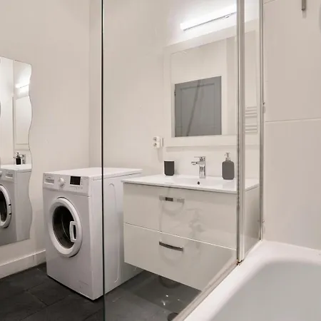 Charming Flats On The Grand Boulevard * ליל