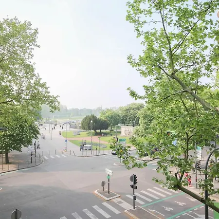 Charming Flats On The Grand Boulevard ליל